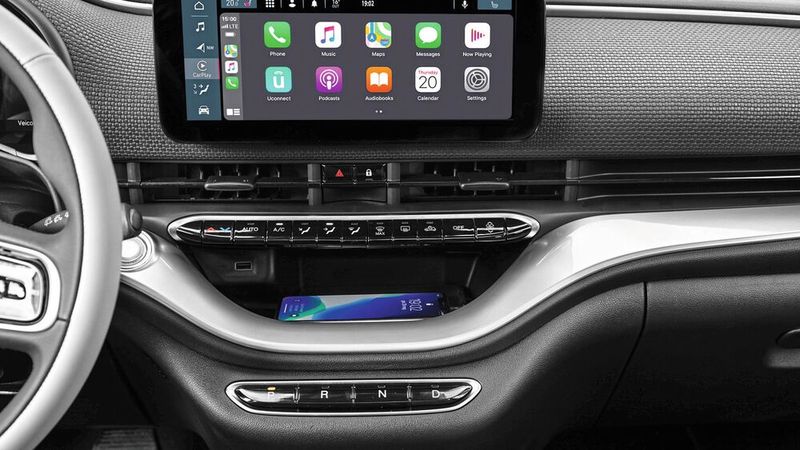 Neu auch die Lademulde für entsprechend ausgestattete Mobiltelefone. (Bild: FCA)