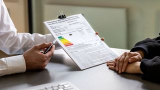 Kleinteiliger und spezifischer sind die Vorgaben, die die neue Pkw-EnVKV für die nun insgesamt für verschiedene Labels vorsieht, die der Autohändler an Neuwagen auslegen muss. (Bild: Silke Reents)