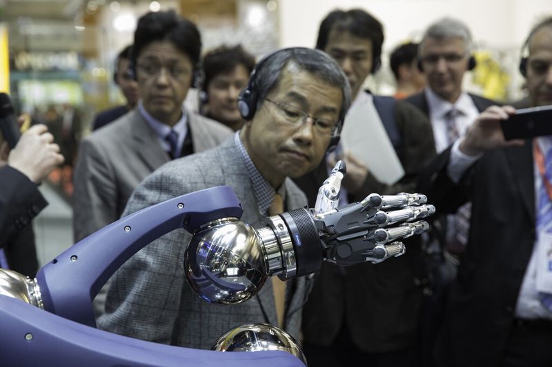 Greiftechnik für die Servicerobotik: Die Schunk-5-Fingerhand  und der Schunk-Leichtbauarm LWA 4P faszinierten die Messebesucher. (Bild: Schunk)