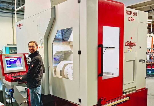 Circle's production manager Nikolaj Sterzer with the Roeders RXP 601 DSH 5-axis machining centre. Circle's production manager Nikolaj Sterzer with the Roeders RXP 601 DSH 5-axis machining centre.