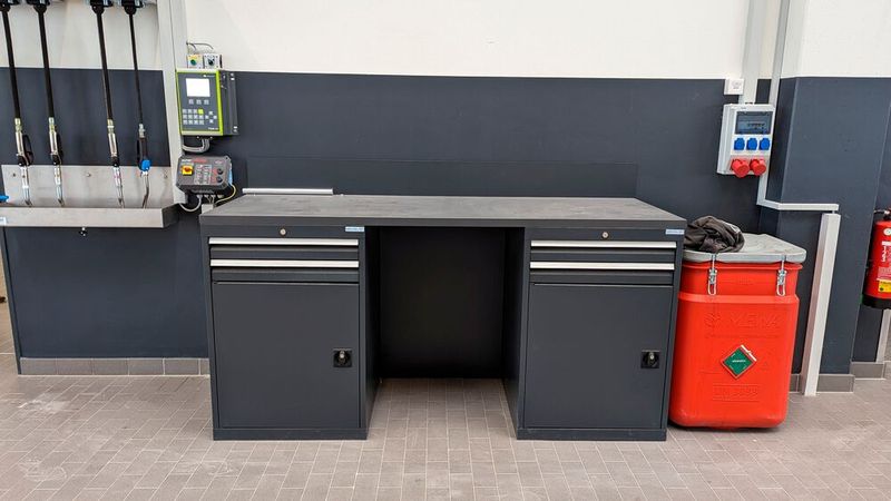 Die Werkbänke sind so gestaltet, dass die Werkzeugwagen der Mechatroniker hineinpassen. Die komplette Ausstattung ist zweckmäßig und hochwertig.  (Bild: Rosenow – VCG)