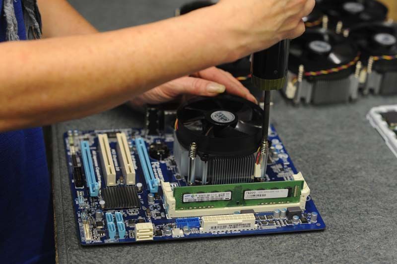 Ein Lüfter wird montiert. (Extra Computer)