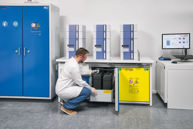 Kanistertausch – hier von einer HPLC-Anlage – ist ein sicherheitsrelevanter Schritt beim Umgang mit Lösemitteln. (Bild: Stefan Stark / Düperthal)