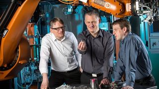 Kleben ohne Klebstoffauftrag – Eine Revolution in der industriellen Verbindungstechnik: Dr. Matthias Popp, Professor Andreas Hartwig und Andreas Lühring (v.l.n.r.). (Bild: Dirk Mahler/Fraunhofer)