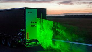 Mittels Laser und Nebel erforschen die Wissenschaftler des DLR das Strömungsverhalten am Heck des Lkw. (DLR)