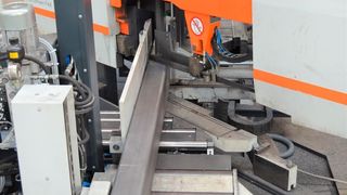 Mit der Kastomiwin steht bei Klöckner jetzt eine kompakte Doppelgehrungs-Bandsäge zur Verfügung, die als echte Spezialistin gilt, wenn es um präzise, schräge Schnitte geht. (Kasto)
