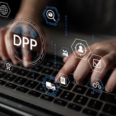 Der digitale Produktpass kommt. Für viele Unternehmen entsteht daraus eine neue Herausforderung: Produktdaten müssen nicht nur vorhanden sein, sondern strukturiert, aktuell, verlässlich und über Systemgrenzen hinweg nutzbar gemacht werden. (Bild: © InfiniteFlow – stock.adobe.com)