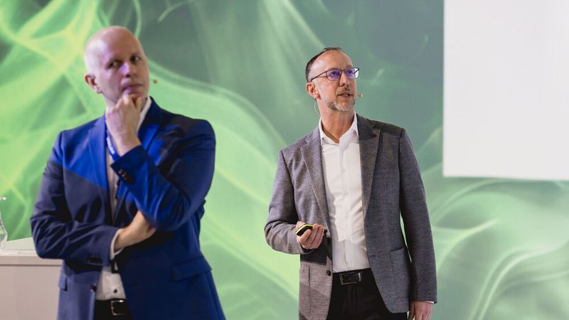 Neben KI waren gebrauchte E-Fahrzeuge der zweite Themenschwerpunkt beim Deutschen Remarketing Kongress 2026. Patrick Heun (l.), Proea Gebrauchtwagencoach, und Mike Stumpf, Betriebsleiter bei Fuhrmeister Exclusive Automobile, berichteten, dank welcher Maßnahmen der Jaguar/Land Rover-Händler seine E-Gebrauchtwagen heute erfolgreich verkauft. (Bild: Stefan Bausewein)