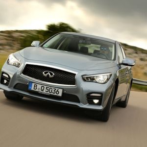 Da es japanische Nobelmarken in Deutschland schwer haben, muss das Motorenprogramm stimmen. Deshalb gibt es den Infiniti Q50 auch mit einem Vierzylinder-Diesel, der von Mercedes zugesteuert wird. Mit 2,1 Litern Hubraum und 125 kW/170 PS ist der Hecktriebler ordentlich motorisiert und mit 4,4 Liter auch sparsam.