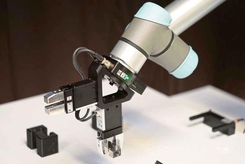 Kategorie Electronic Technologies: Die Wireless IO-Link-Technologie von Zimmer ermöglicht eine Datenverbindung mittels einer verschlüsselten und nahezu latenzfreien Funkstrecke. Dadurch sollen Nachteile von physischen Kabelverbindungen vermieden werden, wie beispielsweise die Begrenzung der maximalen Leitungslänge.  (Zimmer Group GmbH)