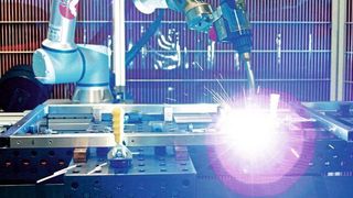 Mithilfe entsprechender Aufsätze schweissen Cobots mit höchster Präzision. Die von ihnen hinterlassenen Schweissnähte bedürfen oft keiner Nachbearbeitung, was den Fertigungsprozess beschleunigt.  (Universal Robots)