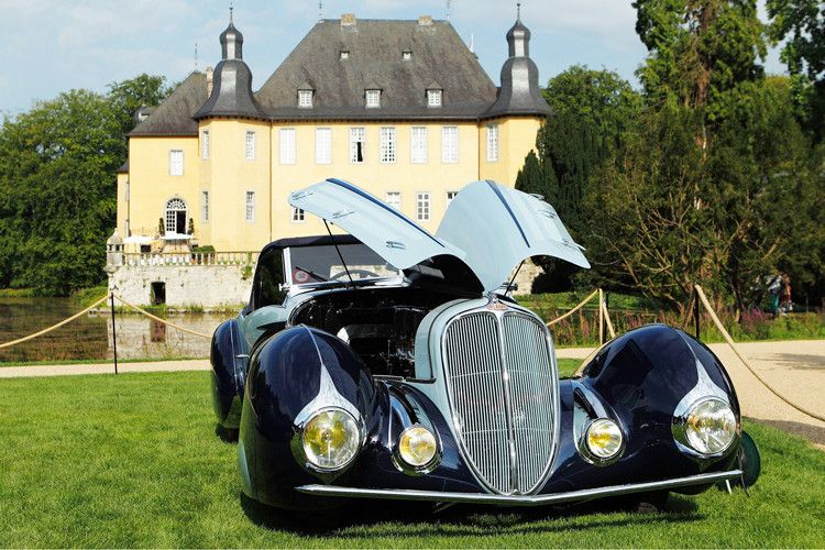 Vor historischer Kulisse platziert waren die „Jewels“, darunter das zweifarbige 135M Torpedo Cabrio der französischen Automobilmanufaktur Delahaye in der Version von Karosseriebauer Figone & Falaschi. (Foto: sp-x)