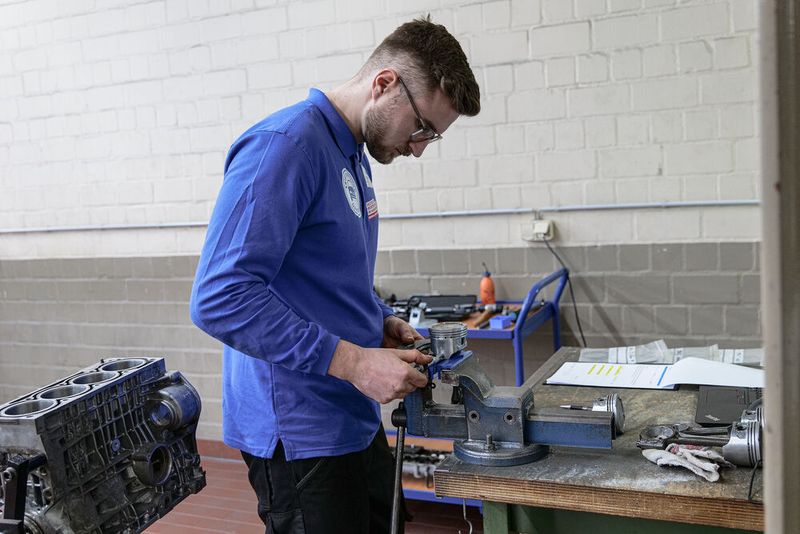 Julius Lamp aus Schleswig Holstein bei der zweiten Blockaufgabe. Hier mussten die Teilnehmenden die Zylinder und die Kolben eines Motors vermessen. (Bild: Schmidt - VCG)