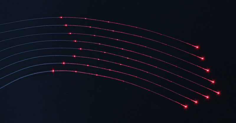 Die mit rot beleuchteten LWL’s, in denen sich mehrere FBG’s befinden, sind sehr gut an den hell leuchtenden Stellen zu erkennen. (Bild: Miopas GmbH, Goslar)