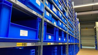 Die über 22.000 Stellplätze an der Fachboden-Regalanlage hat ONK mit selbstklebenden und schutzlaminierten Folienetiketten gekennzeichnet... (Bild: Atlas Copco IAS)