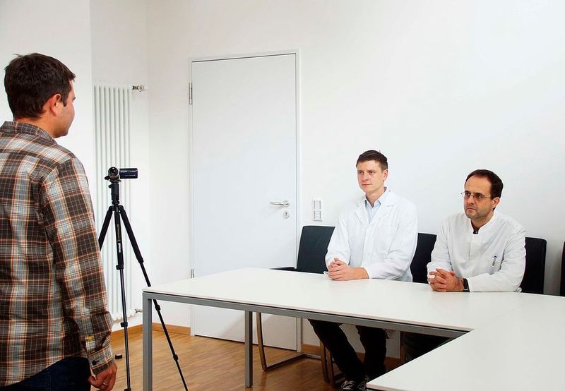 Proband beim Trier-Social-Stress-Test, einem fingierten Bewerbungsgespräch bei dem die Teilnehmer zusätzlich unter Druck gesetzt werden (Sektion für Molekulare Psychosomatik, Uniklinikum Ulm)