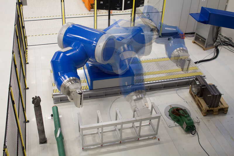 Der Drillfloor-Schwerlastroboter hebt rekordverdächtige 1,5 Tonnen – auch unter widrigen Umgebungsbedingungen. (Igus GmbH)