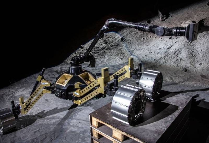 Die Bewegungsmöglichkeiten des Sherpa-Roboters sind einzigartig: Er kann einzelne Räder heben, um Hindernisse zu überwinden. (Bild: DKFI/Florian Cordes)