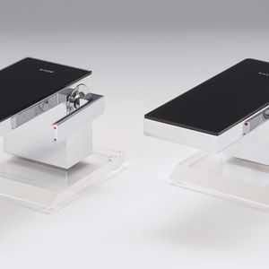 2. Platz: Waschtischmischer „AXOR MyEdition“ – Hansgrohe (Original, links) konnte, nach monatelanger Recherche und in Zusammenarbeit mit dem lokalen Kaiping PSB Public Security Bureau (Fälschung, rechts), in einer Razzia ein großes chinesisches Fälscher-Netzwerk zerschlagen. Kopiert wurden neben den von Hansgrohe geschützten Designs vor allem die international renommierten, auch in China eingetragenen Marken „hansgrohe“ und „AXOR“. Die Fälschungen wurden online, u.a. auf taobao.com, mit Originalfotos beworben und zu Spottpreisen angeboten. Entsprechend minderwertig sind Materialien und Verarbeitung der Fälschungen. Großer Erfolg: Drei Hauptverantwortliche des Netzwerks wurden inhaftiert und werden aktuell strafrechtlich verfolgt. (Bild:  Aktion Plagiarius e.V.)