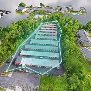 Mit fortschrittlicher 3D-Kartierung, Hinderniserkennung und Geofencing navigiert die Drohne „Bee“ eigenständig innerhalb des zu überwachenden Grundstücks. (Bild:  Bicker Elektronik GmbH, Sunflower Labs Inc.)