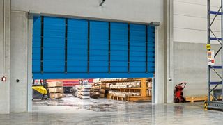 Die Falt-Schnelllauftore von Hörmann sind wartungsarm, leicht zu montieren und bieten eine Öffnungsgeschwindigkeit bis zu 1 Meter pro Sekunde. (Bild: Hörmann)