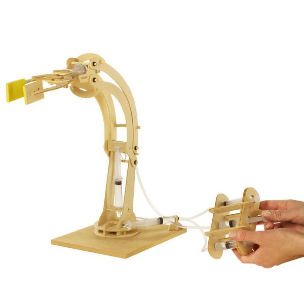 ...denn der voll funktionsfähige Roboterarm kann hydraulisch und ganz ohne Strom bedient werden. (Get Digital)