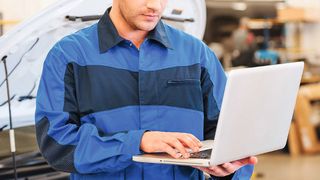 Ihre technischen Informationen für die Wartungen und Reparaturen nach Herstellervorgaben erhalten die Freien Werkstätten von ihren Teilegroßhändlern. (© gstockstudio - Fotolia)