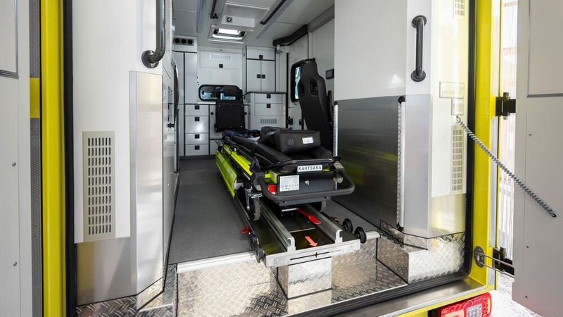 Für eine Erstversorgung von Patienten ist alles an Bord. (Bild: Mercedes-Benz)