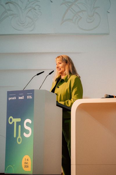 Petra Köpping, Staatsministerin für Soziales, Gesundheit und Gesellschaftlichen Zusammenhalt in Sachsen, skizzierte in ihrem Grußwort die Situation im Freistaat: 4 Millionen Einwohner, 72 Krankenhäuser, UKL und BioCity Campus Leipzig, starke Medizintechnik, aber auch die Aussicht, 2040 das älteste Bundesland Deutschlands zu sein. Die Lösung: Digitalisierung, Robotik und KI vernetzen. Dazu habe sie viele Zahlen von ihrem Ministerium aufgeschrieben bekommen, … (Bild: WACH Studio GmbH)