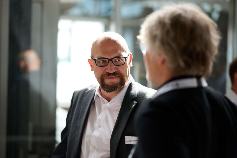 Markus Benker (Aagon) im Gespräch mit Ralf Kaiser (Trans4mation IT) (Bild: Aagon)
