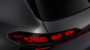 Im neuen Audi Q91 feiert ein dreidimensional gebogenes, digitales OLED-Panel seine Serienpremiere. (Bild: Audi)