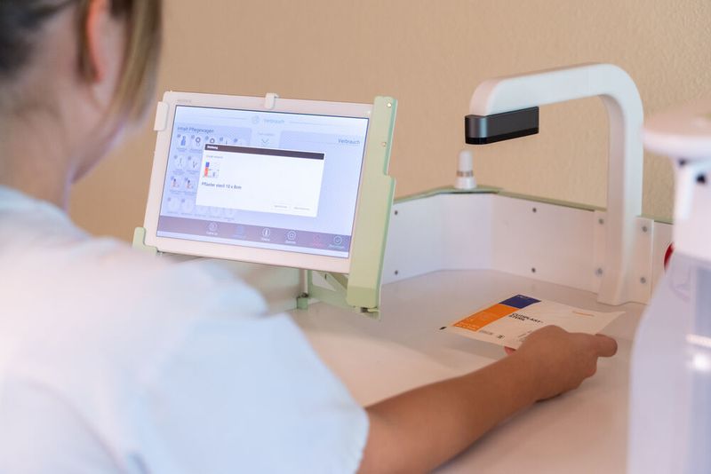 Der 3D-Sensor erkennt, welches Pflegeutensil entnommen wurde.
Über das Tablet bestätigt die Pflegekraft den Verbrauch, sodass nichts mehr von Hand dokumentiert werden muss. (Fraunhofer IPA)