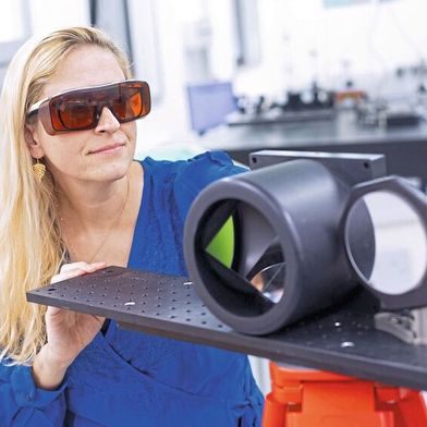 Birgitta Schultze-Bernhardt with a retroreflector used for outdoor measurements. The UV measuring device can detect air pollutants. (Image: Wolf/TU Graz)