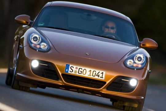 Porsche hält seine Modellpaletten mit kleinen, aber wohl geplanten Schritten in Schwung. Der Porsche Cayman wartet mit nur wenigen Veränderungen im Vergleich zur S-Variante auf. (Archiv: Vogel Business Media)