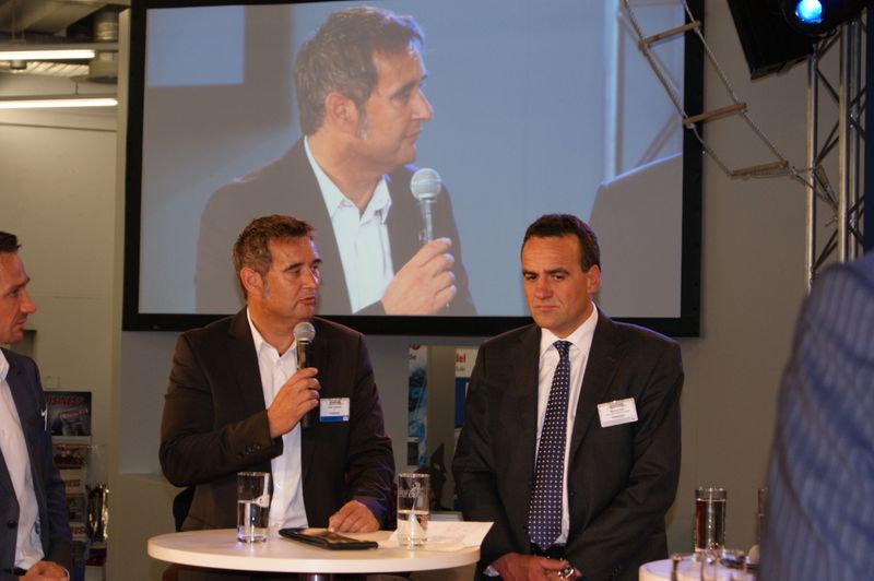 Peter Gottwalz (HP, l.) war sich mit Marcus Adä (Ingram Micro) darin einig, dass die Chance für den Fachhandel in Consulting-Services liegt. (IT-BUSINESS)