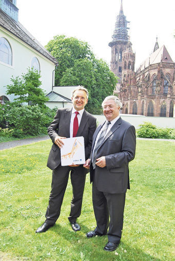 Bistumsweite Umstellung: Dr. Peter Kottmann (Wilken Entire AG) und Generalvikar Keck (Erzdiözese Freiburg) nach der Vertragsunterzeichnung (Archiv: Vogel Business Media)