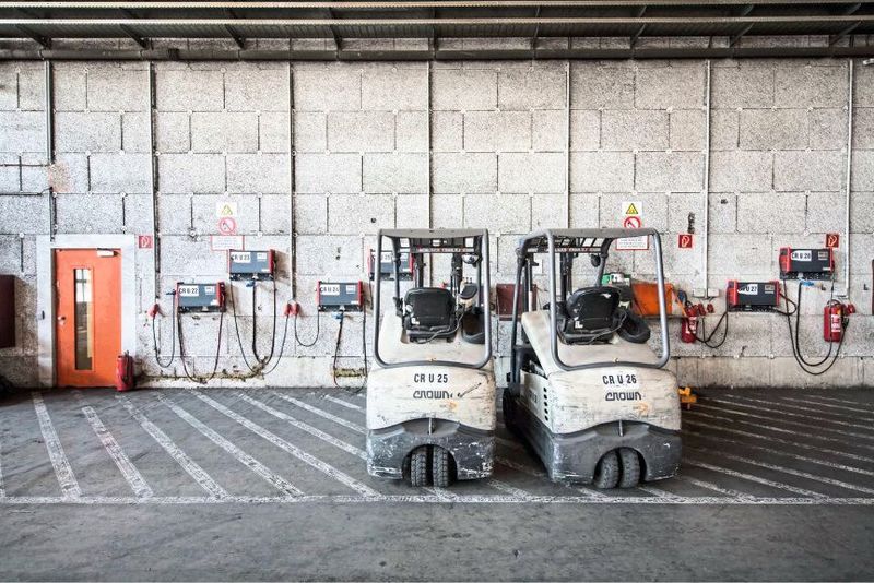 Seit 2012 setzt Gebrüder Weiss auf die innovative Batterieladetechnik von Fronius. In Maria Lanzendorf sind bereits rund  40 Geräte im Einsatz, der Rest wird sukzessive ausgetauscht. (Fronius)