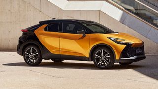 Mit seinem coupéartigen Design ist der Serien-C-HR nah dran am Konzeptauto C-HR Prologue. (Bild: Toyota)
