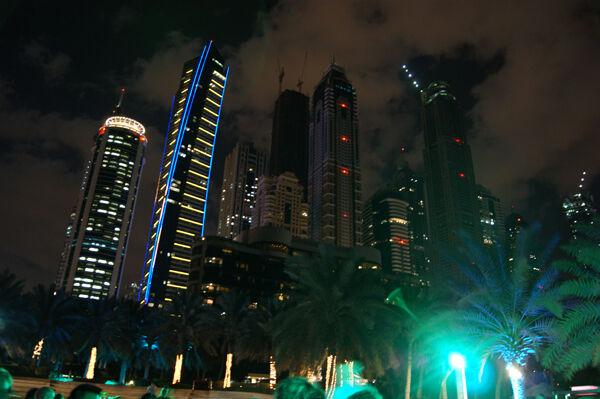 Im Hintergrund des Dinners: die beeindruckende Silhouette des Zentrums von Dubai. (Archiv: Vogel Business Media)