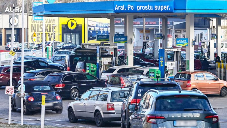 Großer Andrang von Fahrzeugen aus Deutschland an einer polnischen Tankstelle. Bei einem Liter Diesel sparen die Grenzgänger aktuell etwa 75 Cent.(Bild:  picture alliance/dpa/dpa-Zentralbild)