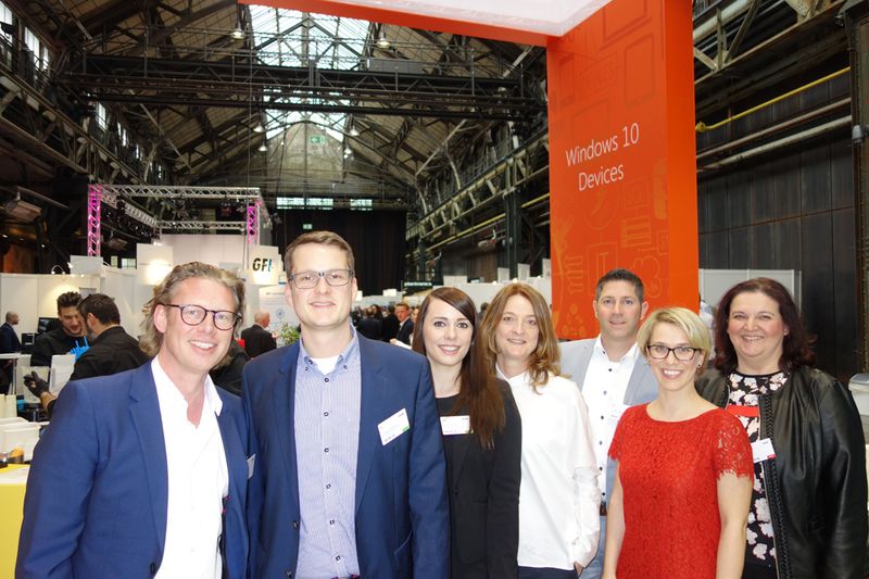 (v. l.) Carsten Weber, Microsoft, Torben Lehmeke und Carolin Berges, Also, Susanne Veller, Torsten Dieterich und Andrea Berting, Microsoft mit Lilli Kos, IT-BUSINESS (Bild: IT-BUSINESS)
