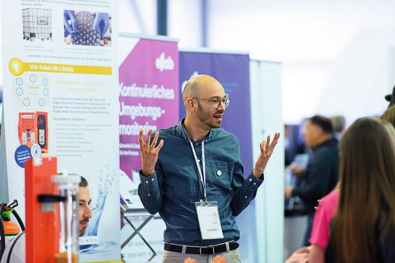 Erklären mit vollem Körpereinsatz: Am Stand der Prevor GmbH finden Besucher die passenden Erste-Hilfe-Maßnahmen bei Kontakt mit Flusssäure. Und die nötigen Verhaltenstipps gibt Filip Aistleitner noch obendrauf. Das hat schon so manches Labor sicherer gemacht, wie der Besucher im nächsten Bild bestätigt.     Mehr Infos zu den kommenden LAB-SUPPLY-Messen finden Sie auf www.lab-supply.info (Bild: Stefan Stark)