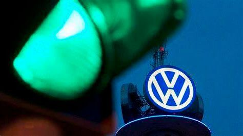 Bei Volkswagen stehen die Ampeln in Sachen Ausbau von Windkraft- und Solaranlagen auf Grün, wie die Wolfsburger jetzt betonen. Allerdings hängt das Vorhaben auch davon ab, wie sich die Nachfrage nach Elektroautos entwickelt, wie es weiter heißt. Hier mehr dazu ...(Bild:  Volkswagen)