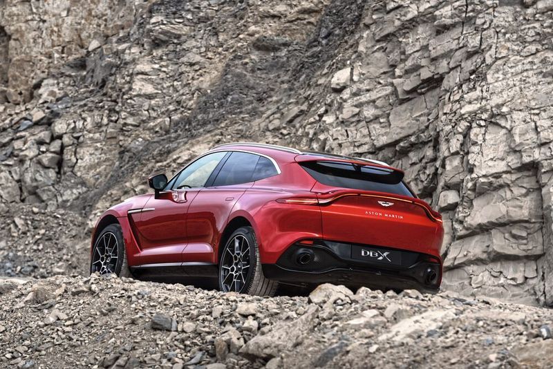 Der Aston Martin DBX dürfte dank Luftfederung auch unebene Passagen meistern können. (Aston Martin)