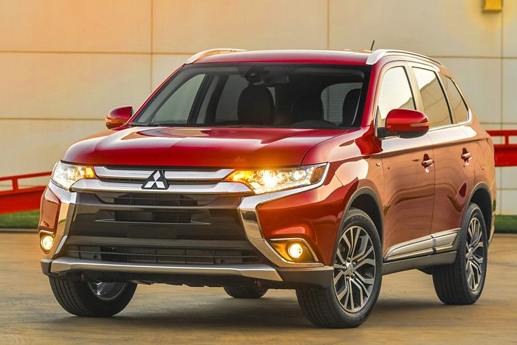 Mitsubishi hat erkannt, dass es auf die Emotion ankommt. Für eine stilistische und sportlich geprägte Neuausrichtung steht vor allem der Name Tsunehiro Kunimoto. Der Stardesigner, der zuvor fast 30 Jahre lang bei Nissan und Infiniti wirkte, hat ein neues Markengesicht entwickelt, das beim gelifteten Outlander erstmals in Ansätzen zu erkennen ist. (Foto: Mitsubishi)