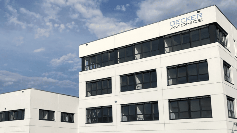 Zukunft am Traditionsstandort: Das im Mai 2025 eingeweihte neue Hauptquartier von Becker Avionics in Baden-Baden (Gewerbepark Oos-West). Der moderne Komplex vereint Verwaltung und Produktion und ist das Zentrum für die effiziente Beschaffung und Montage hochwertiger Avionik-Systeme. (Bild:  Becker Avionics)