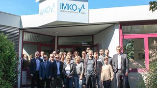 Gruppenfoto mit IMKO-Team und den neuen Inhabern von Endress+Hauser: Links Dr. Andreas Mayr, Geschäftsführer Endress+Hauser Maulburg, ganz rechts Holger Reichhold, CFO von Endress+Hauser. (IMKO)