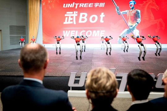 Sinnbild der Zukunft: Beim Staatsbesuch von Bundeskanzler Friedrich Merz in China am 27. Februar 2026 demonstriert Peking die Schlagkraft der eigenen Industrietransformation mit einem Boxkampf zwischen Industrierobotern.(Bild:  Bundesregierung/Guido Bergmann)