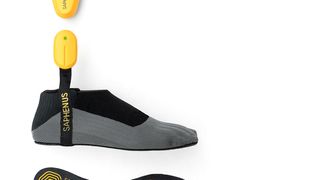 Der aus flexiblem Stoffmaterial ausgestattete Sensorcover kann auf die meisten Arten von Prothesenfüßen angezogen werden. (Bild: Saphenus)