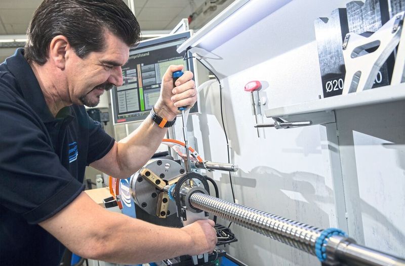 Im hauseigenen Prüfstand von Steinmeyer wird die Qualität der Kugelgewindetriebe anhand von Kriterien wie Laufruhe, Geräuschentwicklung, Vibrationen, Einlaufverhalten sowie Energieeffizienz analysiert und bei Bedarf optimiert. (Steinmeyer/Frank Luger)